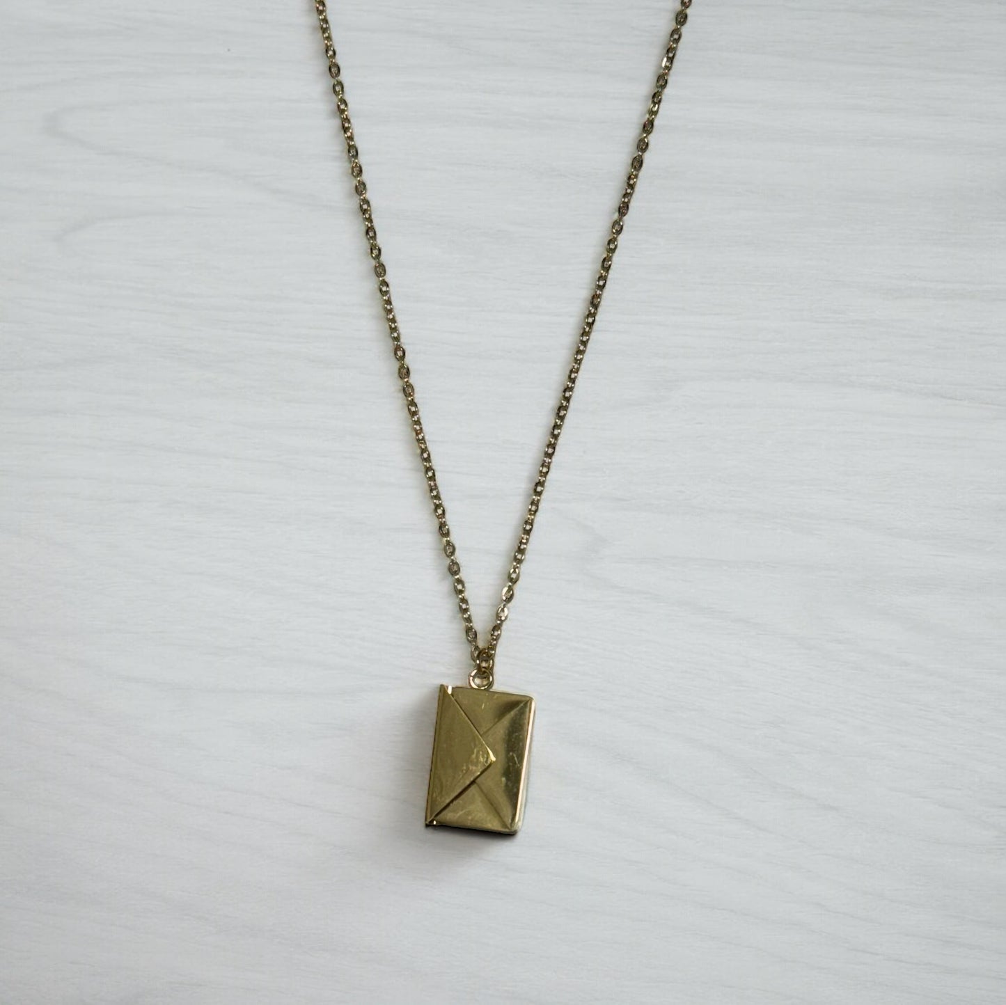 Collar sobre con carta