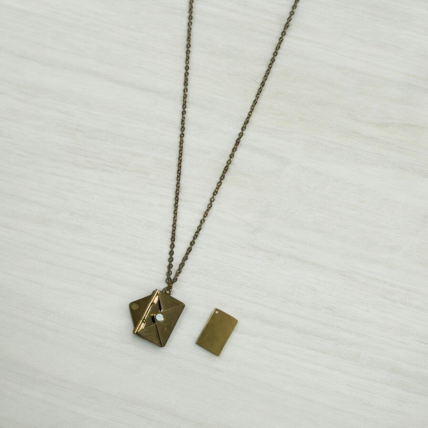 Collar sobre con carta