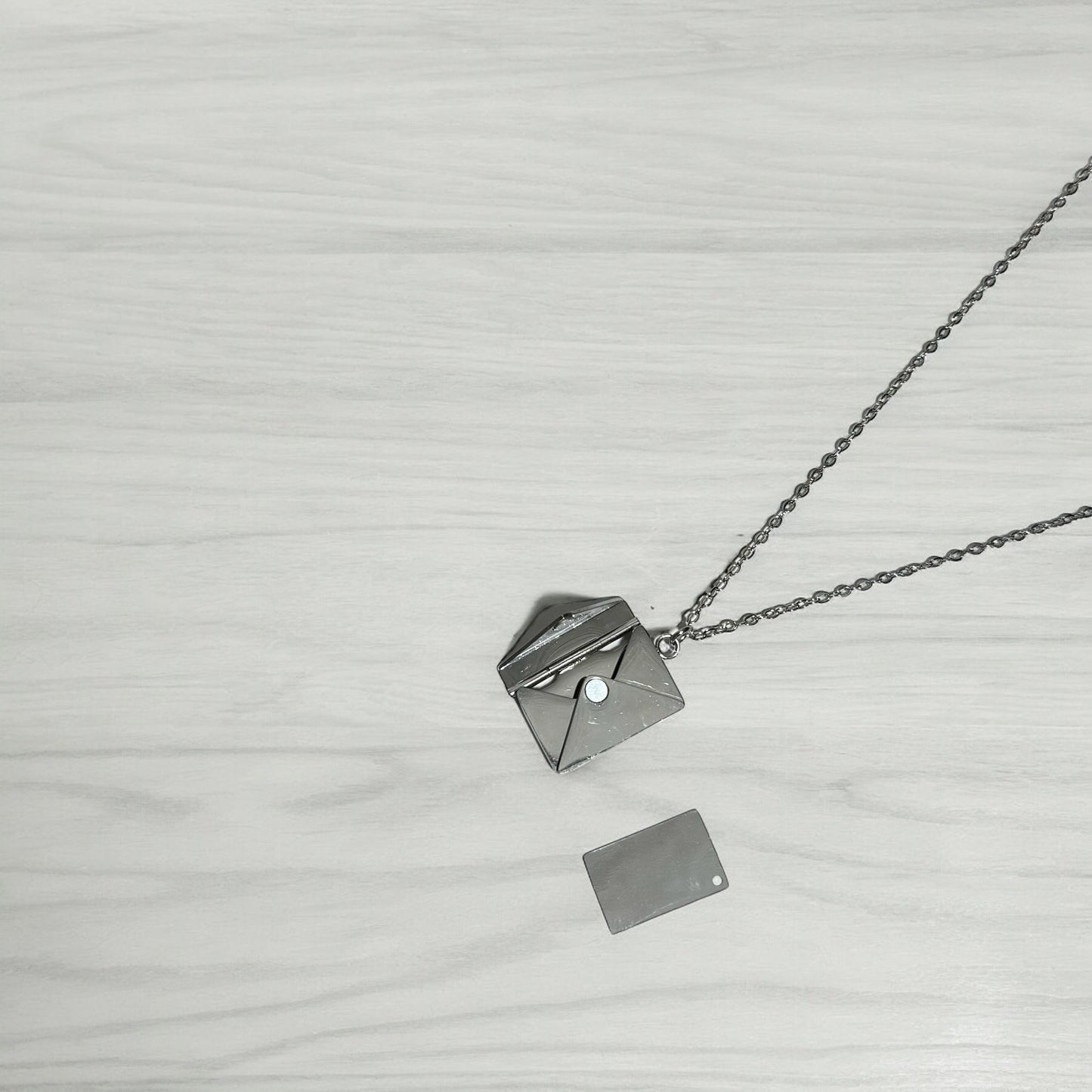Collar sobre con carta